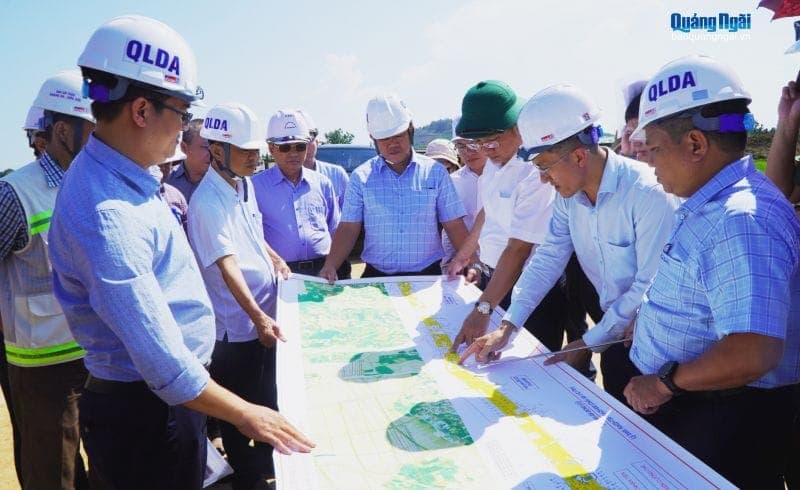 Tập trung đẩy nhanh tiến độ thi công đường Hoàng Sa - Dốc Sỏi